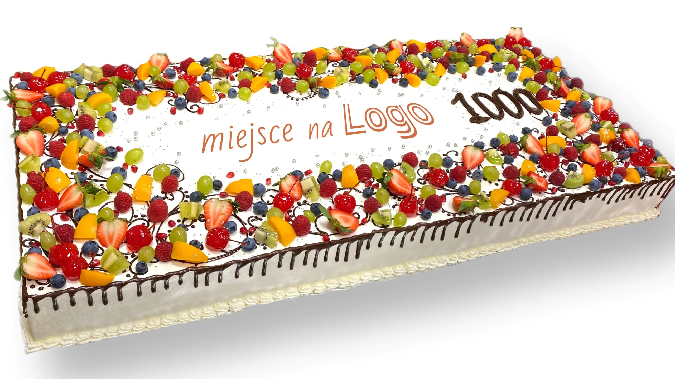 Duży prostokątny tort z kolorowymi owocami na brzegach i miejscem na logo pośrodku