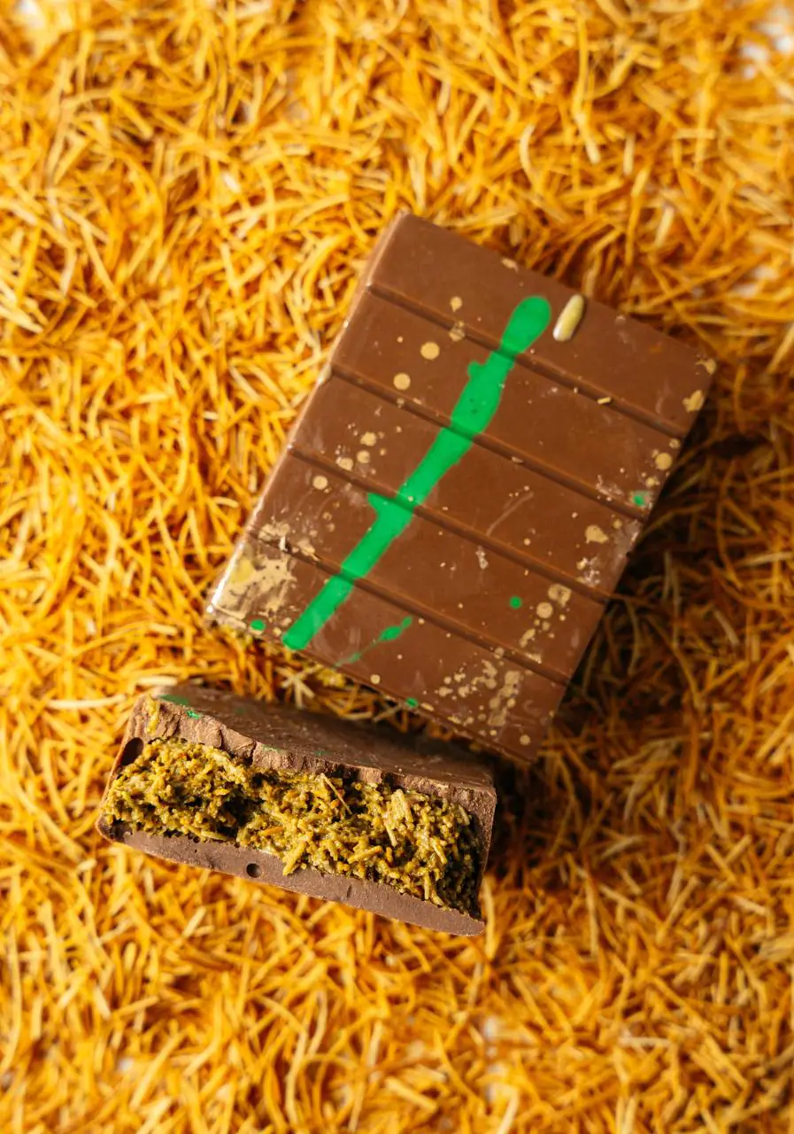 Przekrój dubajskiej czekolady z kataifi i pistacjami